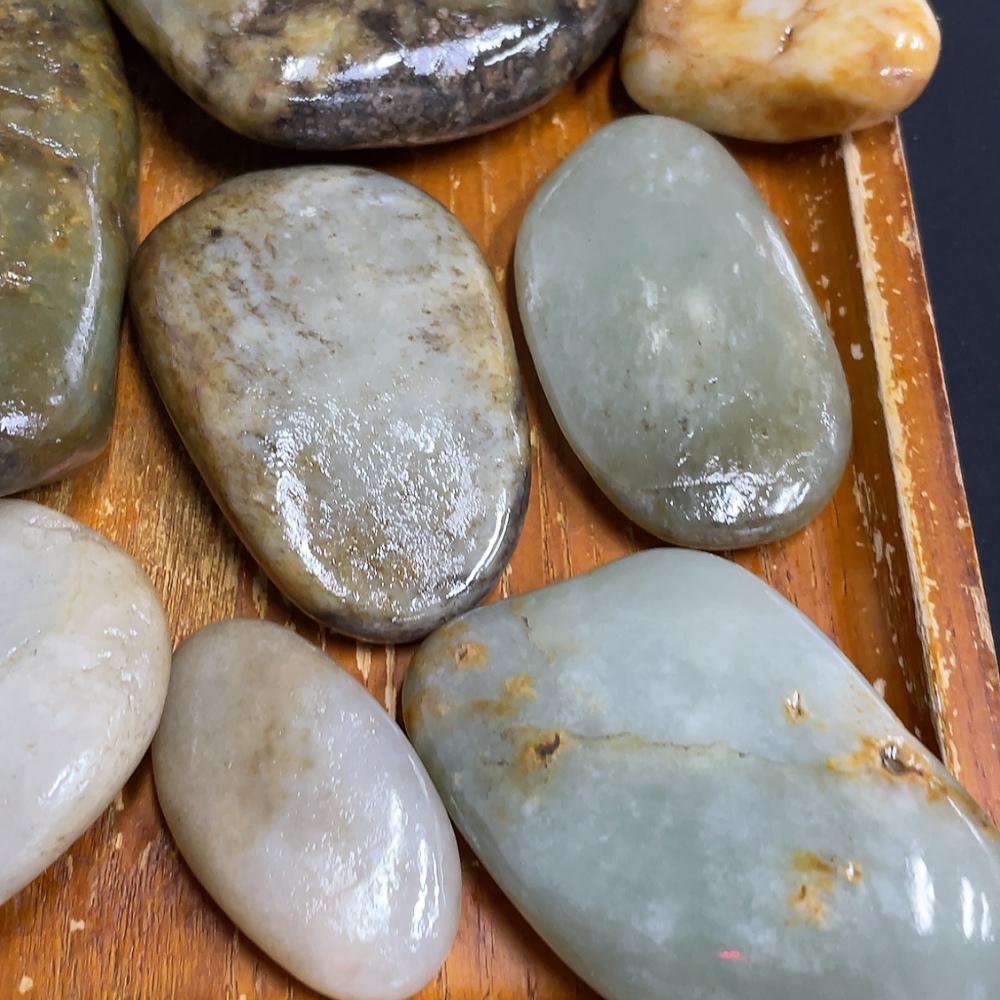 H33863225 Hetian Jade, containing other mineral components, undetermined cause of skin color, total product weight approximately 1.05kg