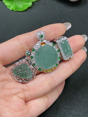 F35105374 Jadeite Inlaid Pendant Sell as a Lot