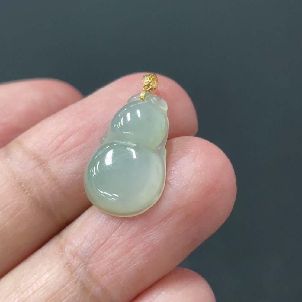 F28229880 Jadeite Gourd Pendant with 18k Gold Clasp, Total Weight Approx. 1.06g
