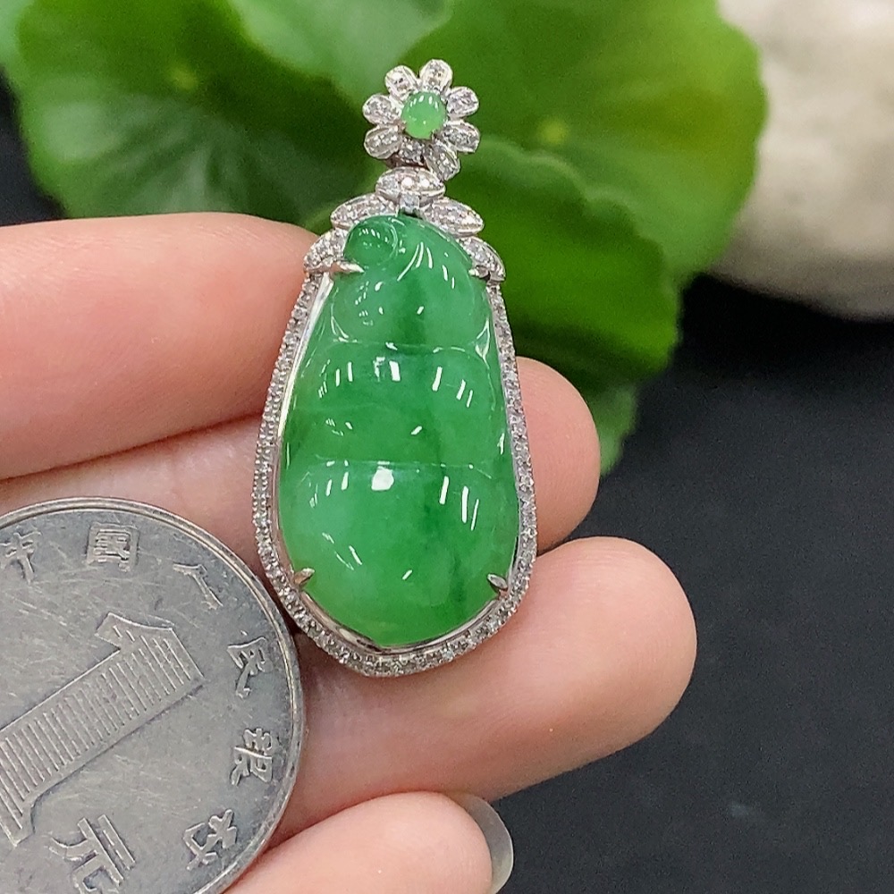F35132141 Jadeite auspicious bean pendant with 18K gold and diamond accents, total weight approximately 5.38g
