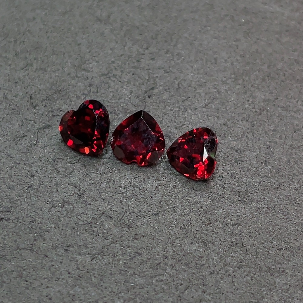 C32784984 Garnet Rough Stone Total Weight Approx. 6.315 Carats Sold as One Lot