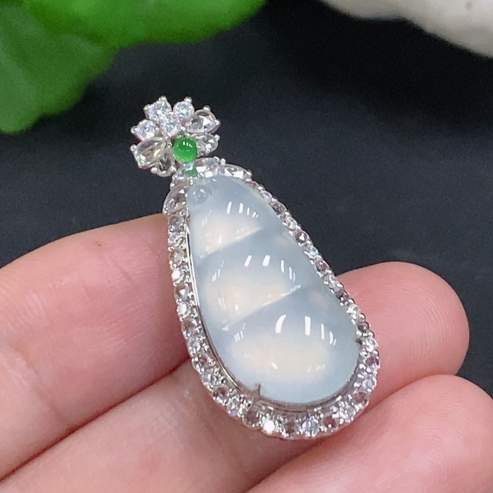 F32801621 Jadeite Lucky Bean Pendant in 18K Gold, Total Weight Approx. 4.5g (Non-Diamond)