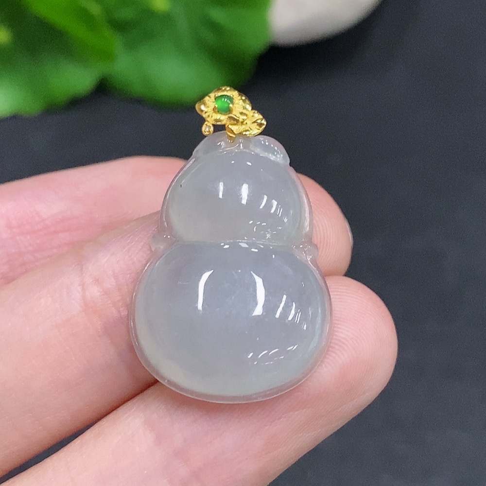 F34961550 Jadeite Gourd Pendant with 18K Gold Clasp, Total Weight Approximately 4.2g