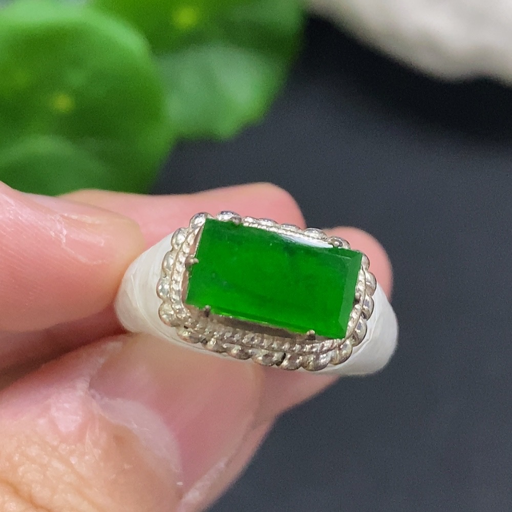F34050677 Jadeite cabochon, non-gold setting, total weight approximately 8.3 grams