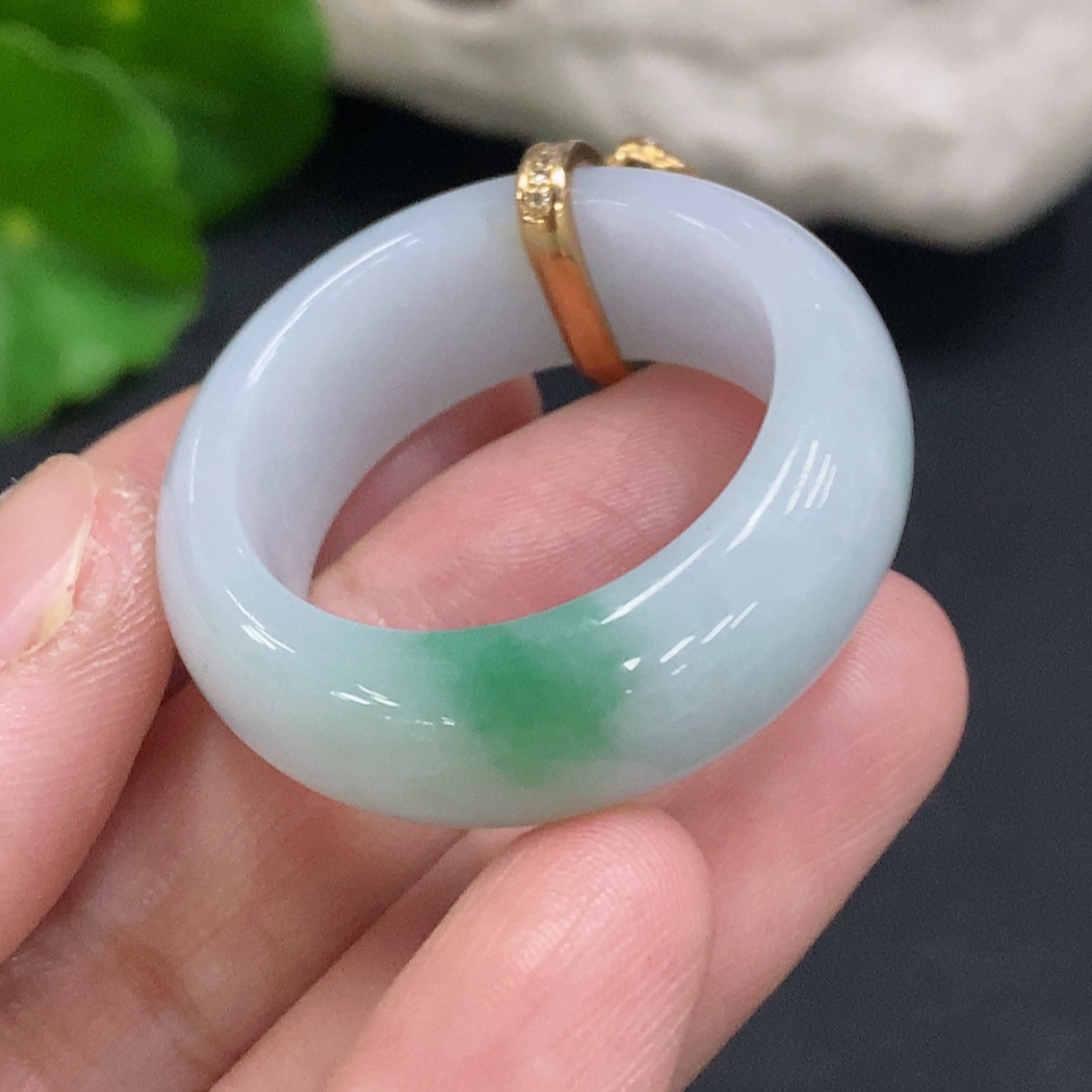 F30568993 Jadeite pendant with 18K gold clasp, total weight approx. 16.2g (set with diamonds)