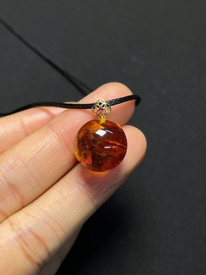 C46537627 琥珀蜜蜡挂件 吊坠18K金 绳非金 货品含绳总重约2.43克 卡14mm左右