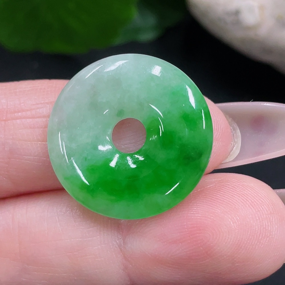 F34069000 Jadeite Peace Knot Pendant, Total Weight Approximately 3.5g