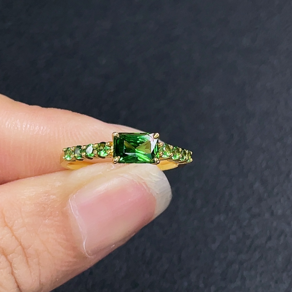 C33868987 18K Gold Garnet Ring Total Weight Approx. 2.24g Size 14.5
