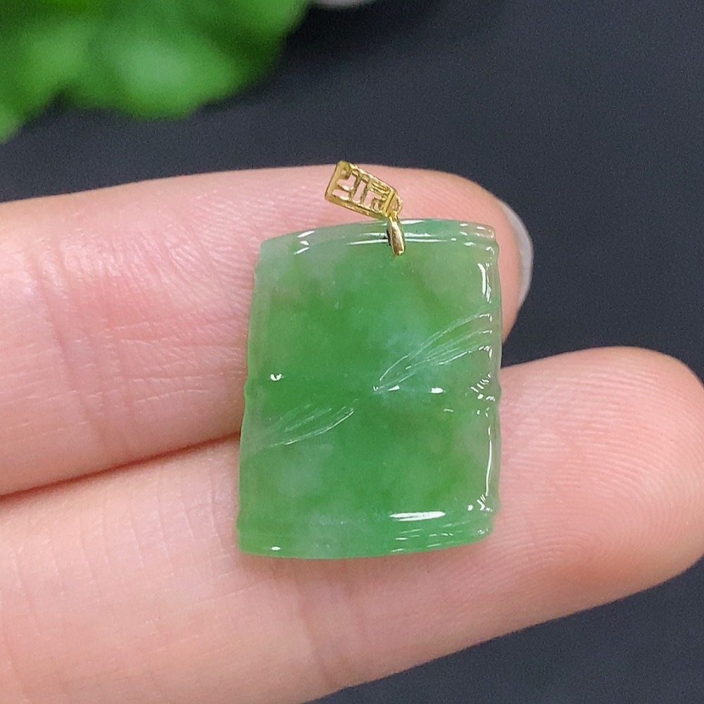 F32807302 Jadeite Pendant with Continuous Ascendancy Design 18k Gold Clasp Total Weight Approximately 1.2g