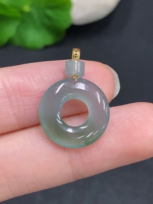 F33941608 Jadeite Donut Pendant with 18K Gold Clasp, Total Weight Approximately 1.2g