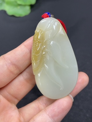 H42962320 和田玉挂件    一鸣惊人     货品总重约（含绳）35.2g    配珠非和田玉