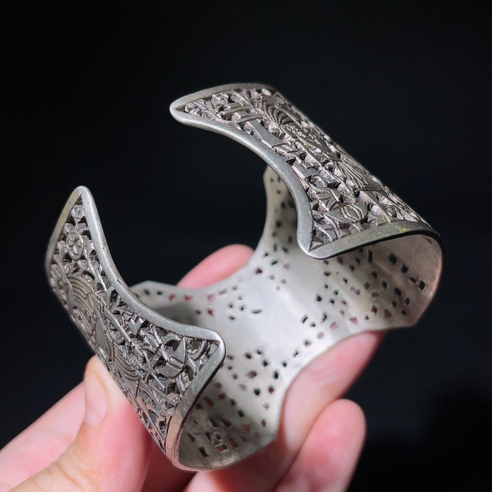 W32764485 Approximately 20th Century West Asian Style Hollow-Out Silver Bracelet with Exquisite Pattern Design, Miscellaneous