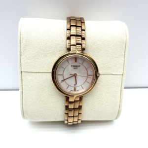 S43097516 8.5新 天梭TISSOT 弗拉明戈 贝母盘 石英女表 整表PVD涂层氧化变色 表围明显划痕磕碰 盘面有细微氧化 表带些许松垮 表径30mm 腕周约15cm