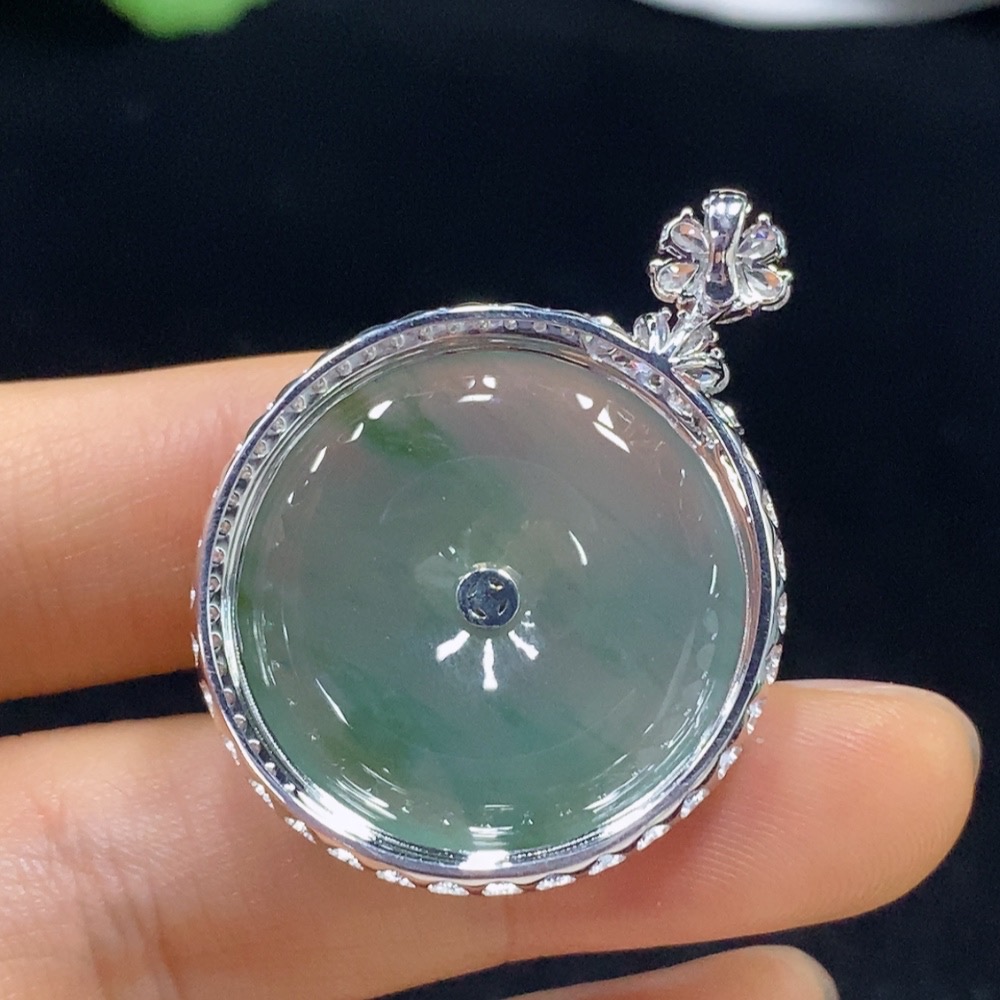 F35137157 Jadeite Peace Knot Pendant Set in 18k Gold with Diamond Accents, Total Weight Approximately 8.75g