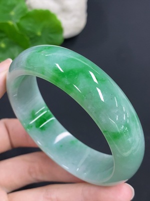 F41933224 翡翠正圈手镯 货品总重量约67.8克 圈口57