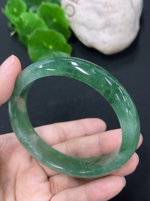 F46566590 翡翠贵妃手镯 圈口56.2/53mm 货品总约重45.64g