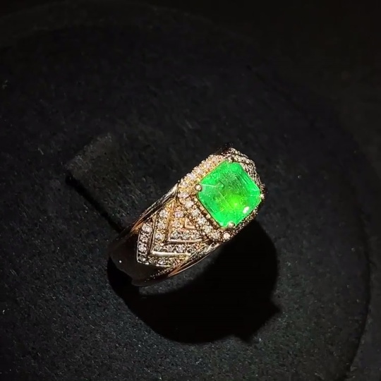 C32745421 18K Gold Emerald Ring Clarity Enhanced with Diamond Setting Total Weight Approx. 4.07g Size 12