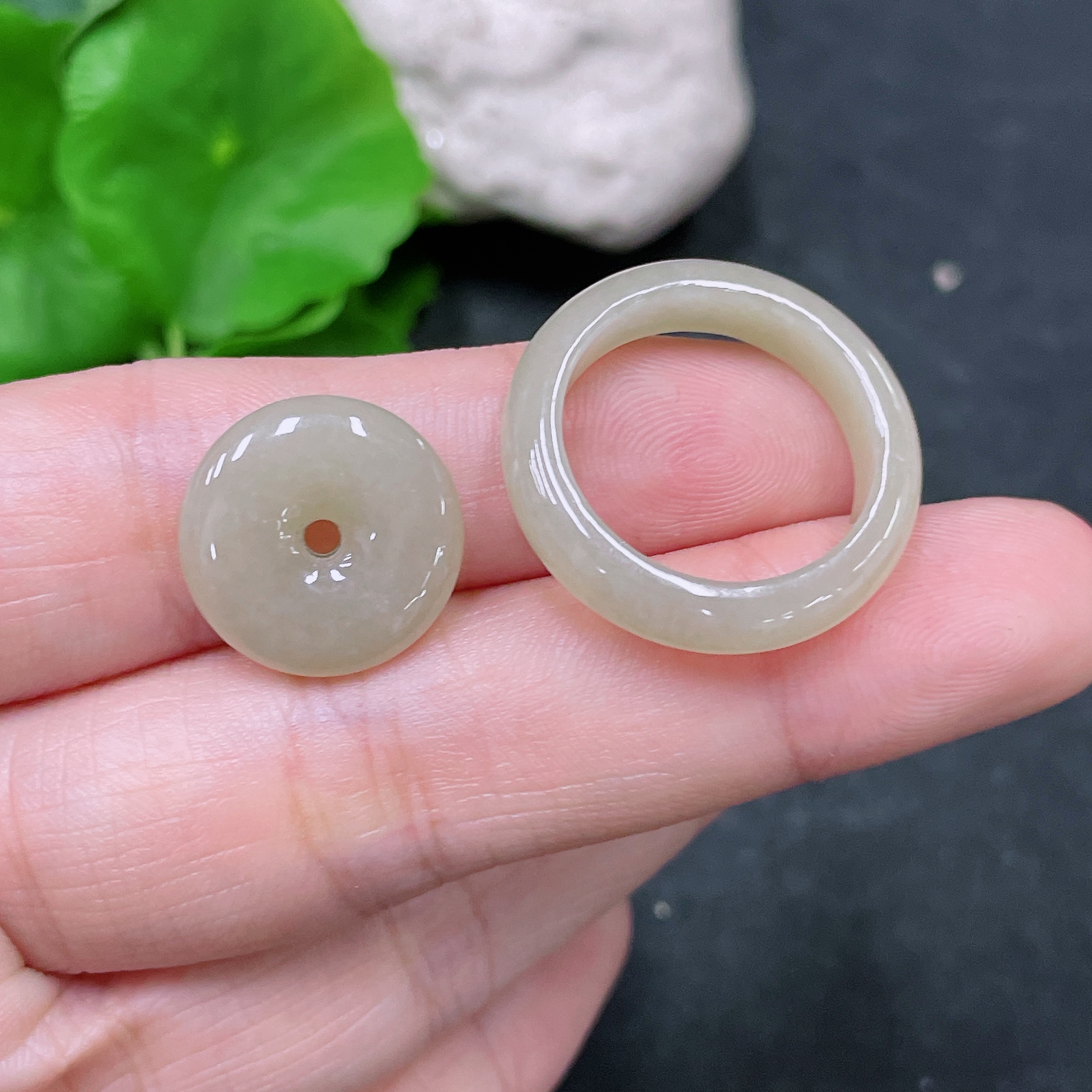 F32779778 Jadeite Pendant Mother-and-Child Buckle Color Origin Undetermined Total Weight Approximately 5.32g