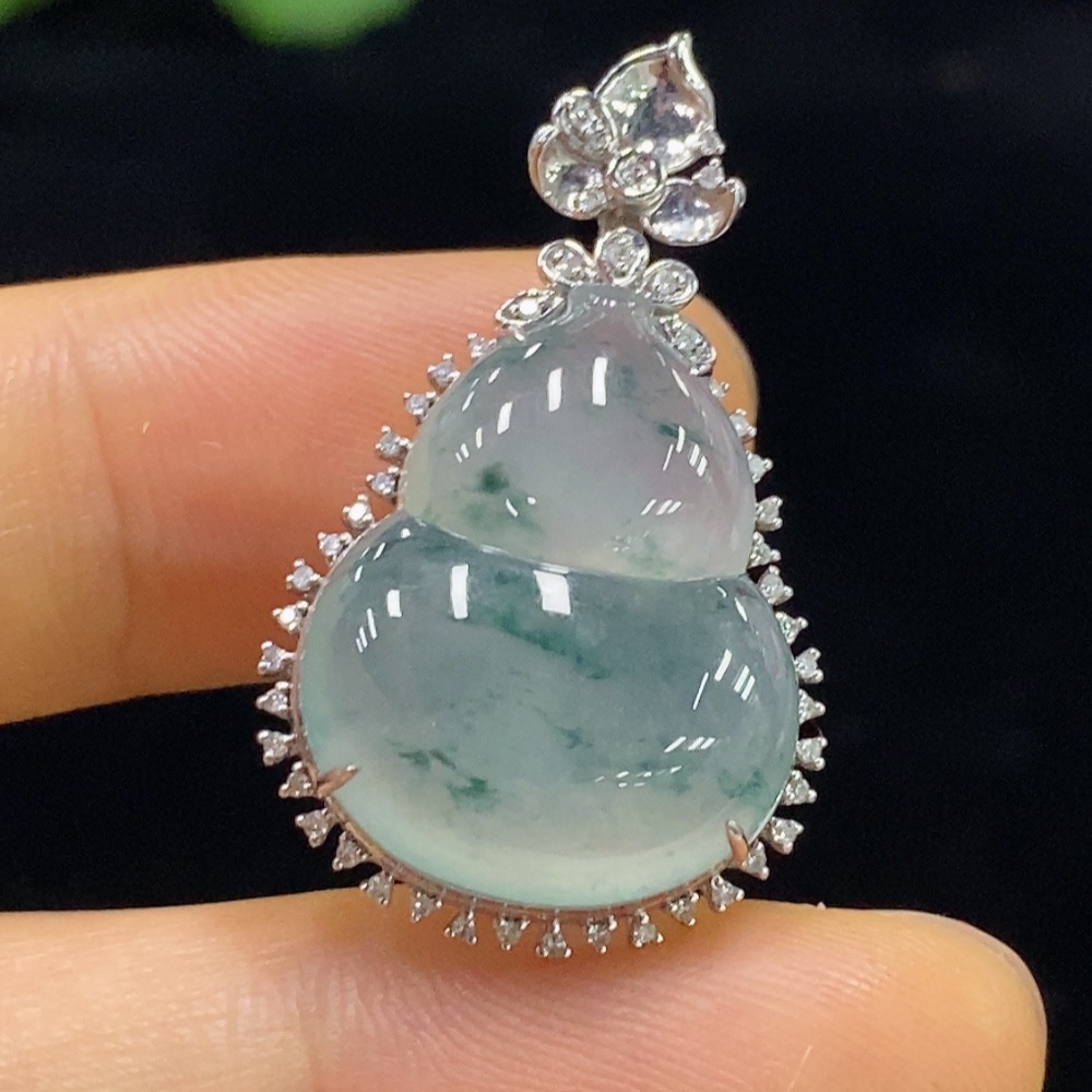 F34976090 Jadeite Gourd Inlaid Pendant with 18K Gold and Diamonds, Total Weight Approximately 4.57g