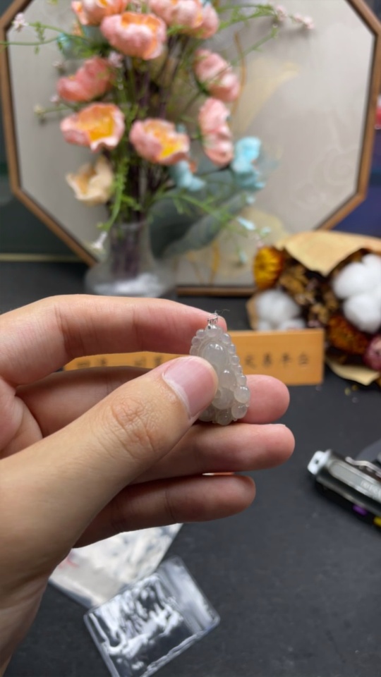 F30563435 Jadeite Pendant with 18k Clasp, Total Weight Approx. 3.91g