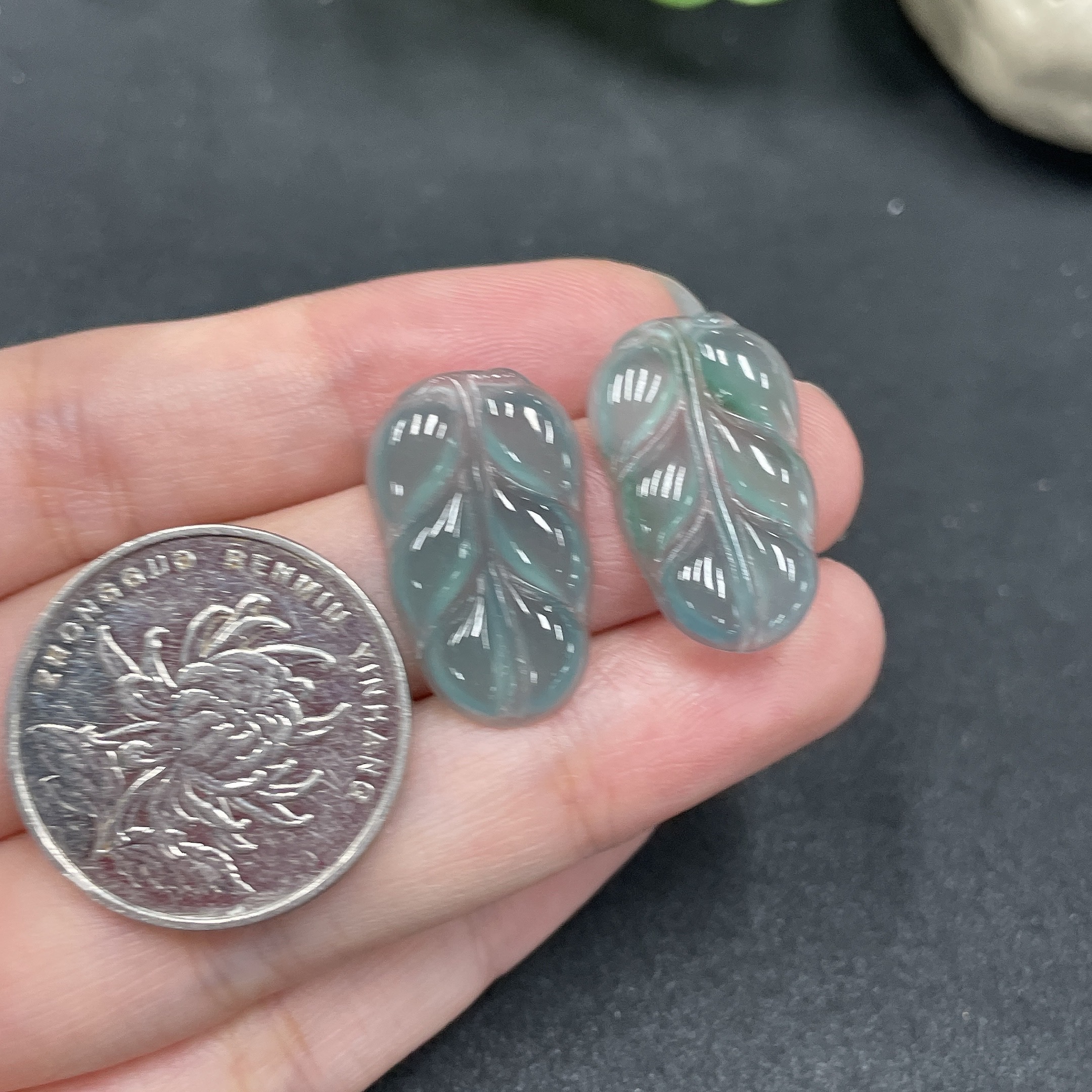 F08848588 Emerald Inlaid Leaf