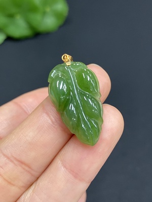 H27059920 Hetian Jade Pendant Leaf with 18K Gold Clasp Total Weight Approx. 2.4g