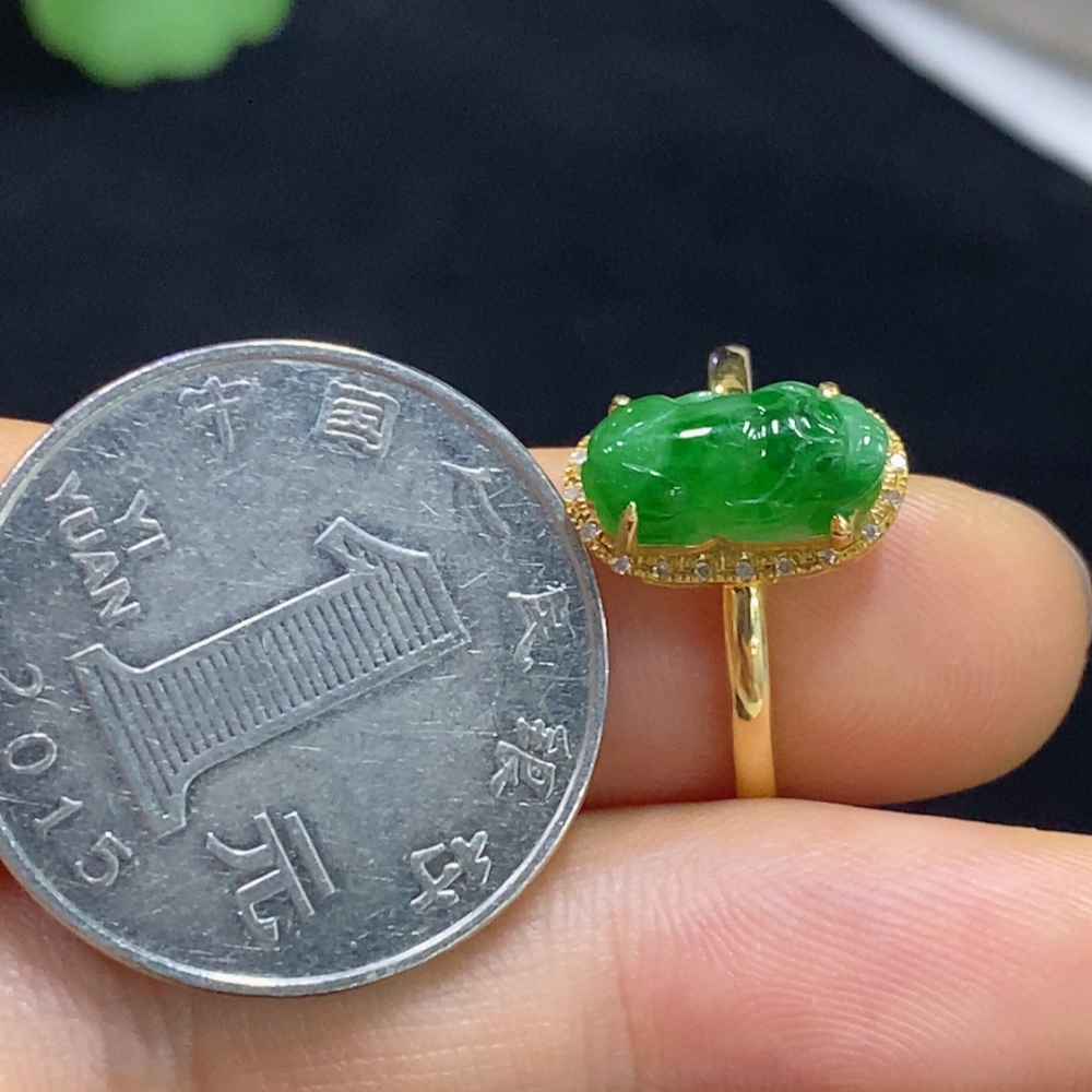 F31599715 Jadeite inlaid with 18k gold, total weight approximately 1.64g, size 13, set with diamonds