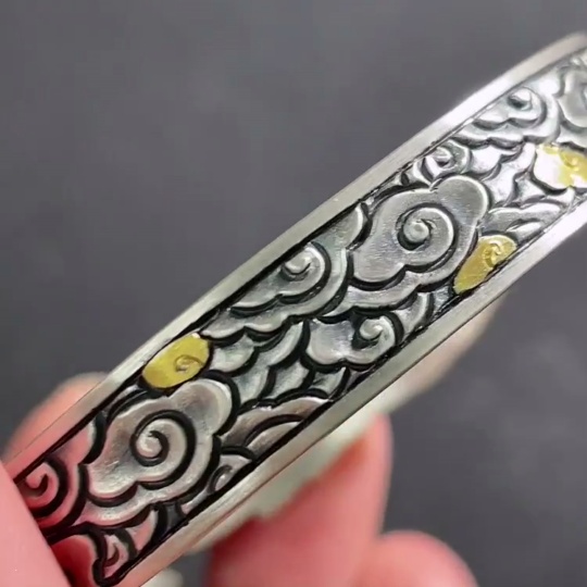 W31666169 Handmade 999 Pure Silver Inlaid with Auspicious Clouds and Crane Feathers Pattern Bracelet Weighing Approximately 71.7 Grams, Miscellaneous