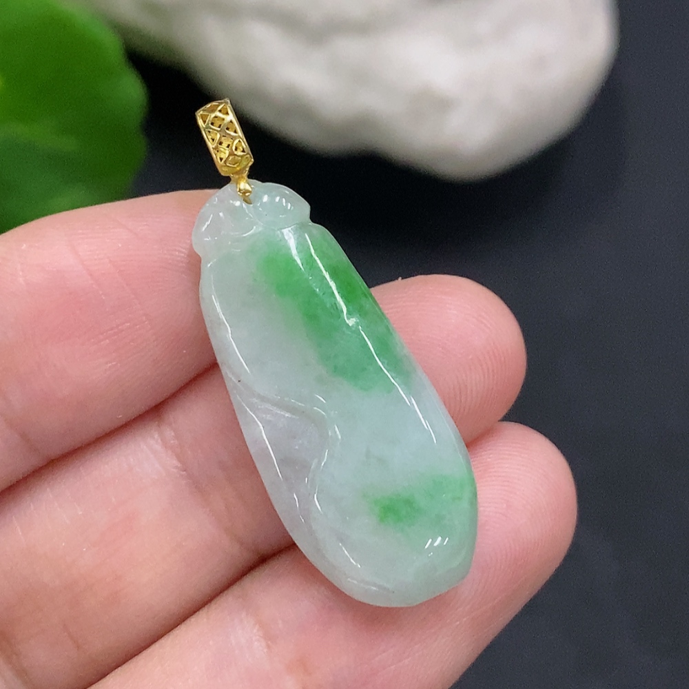 F34022279 Jadeite Auspicious Melon Pendant with 18K Gold Clasp, Total Weight Approximately 3.4g