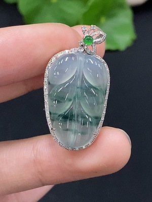 F32753791 Jadeite leaf inlaid pendant 18K gold, total weight approx. 3.94g