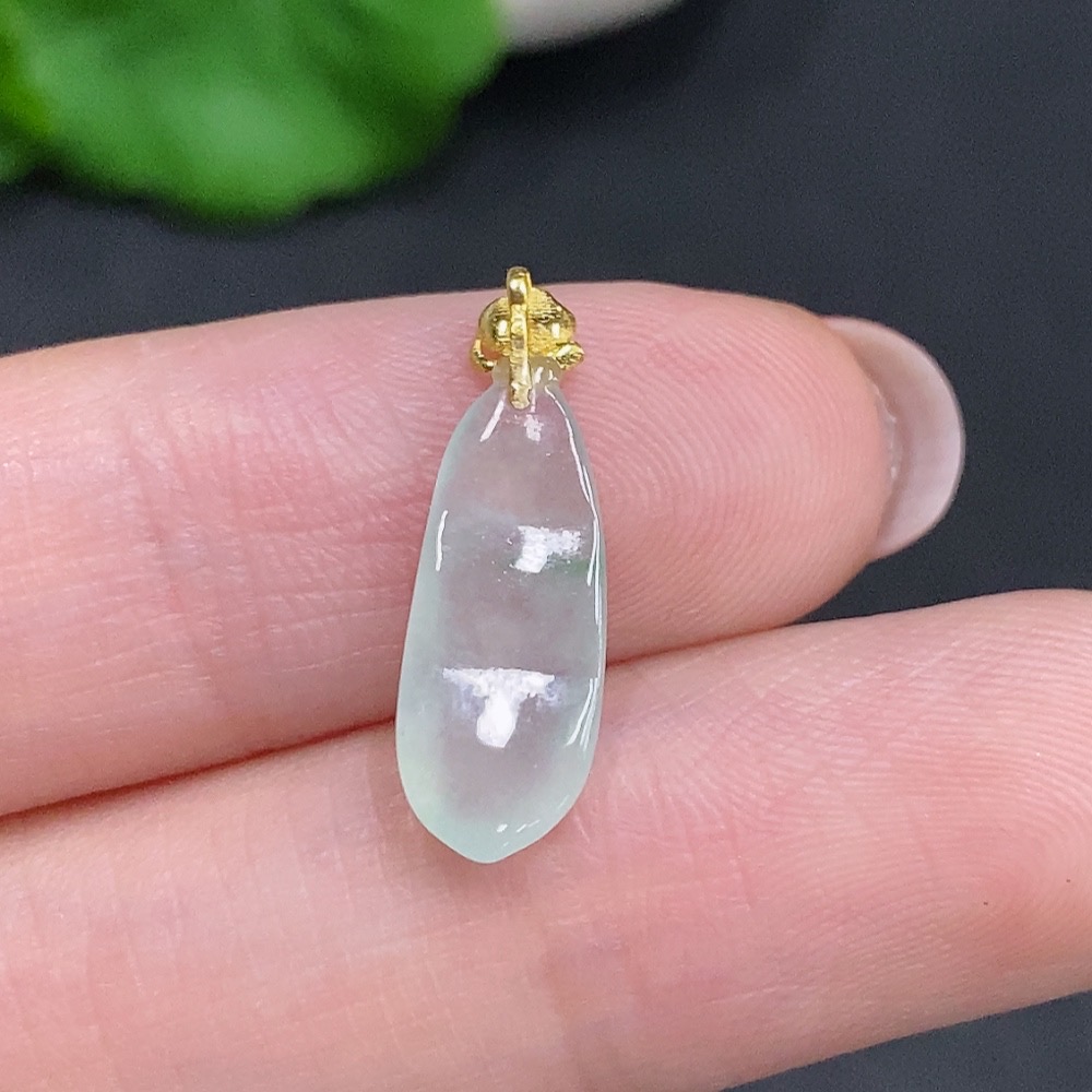 F34003928 Jadeite Lucky Bean Pendant with 18k Gold Clasp, Total Weight Approximately 0.4g