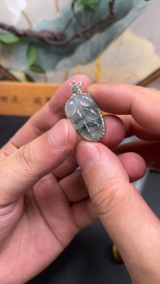 F32753791 Jadeite leaf inlaid pendant 18K gold, total weight approx. 3.94g
