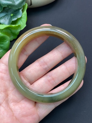 H46527088 和田玉正圈手镯 圈口60.1mm 总重约67.13g