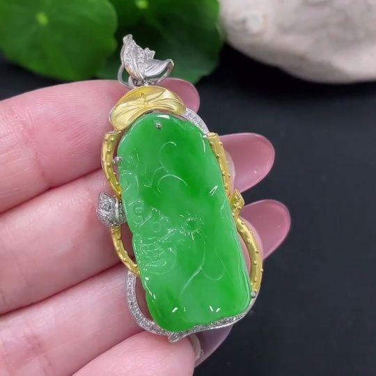 F34012794 Jadeite Pendant with 18K Gold Setting, Total Weight Approx. 10.7g (Accented with Diamonds)
