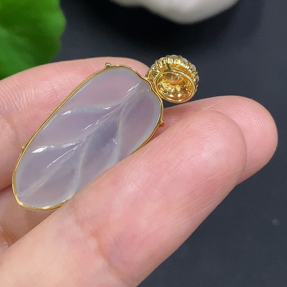 F30528796 Jadeite Leaf Inlaid Pendant 18K Gold Total Weight Approx. 3.6g