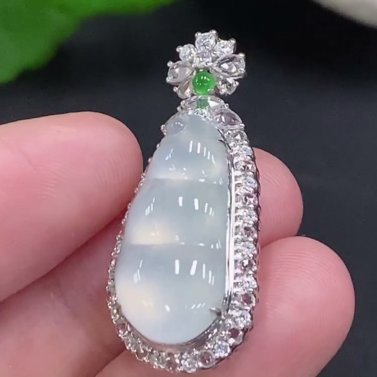 F32801621 Jadeite Lucky Bean Pendant in 18K Gold, Total Weight Approx. 4.5g (Non-Diamond)