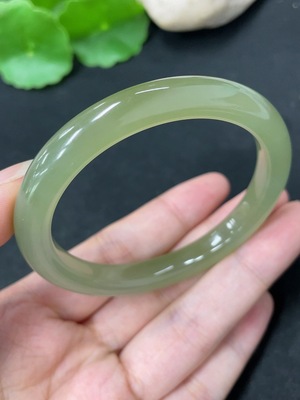 H46574627 和田玉正圈手镯 圈口54     货品总重约30.9g