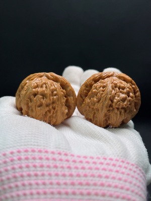W34993525 Walnut Total weight approx. 33.7g Size approx. 39.3mm