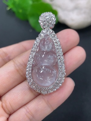 F46567018 翡翠镶嵌福豆吊坠 18k 配镶钻石 货品总约重9.19g