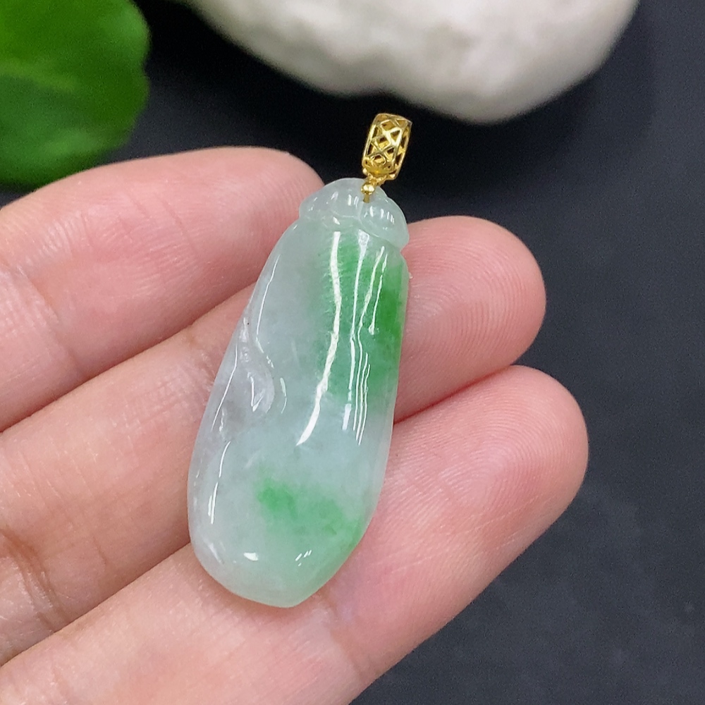 F34022279 Jadeite Auspicious Melon Pendant with 18K Gold Clasp, Total Weight Approximately 3.4g