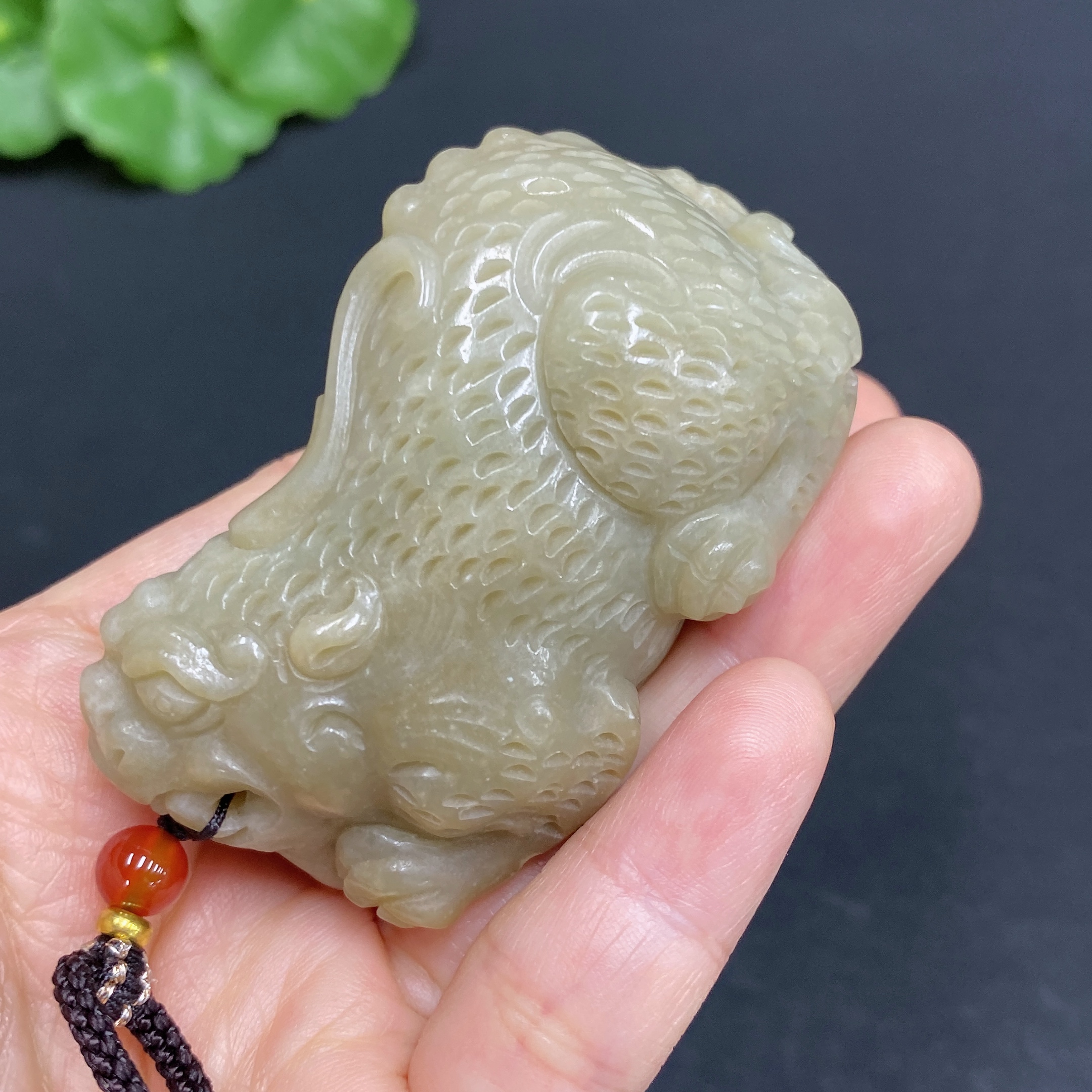 H28281557 Hetian Jade Pendant: Auspicious Beast