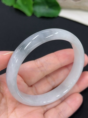 F46546659 翡翠正圈手镯 货品总重约38.96g 56.2圈口