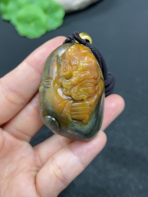 H41905235 和田玉挂件    钟馗    货品总重约（含绳）57.6g  皮色成因未定    配珠非和田玉