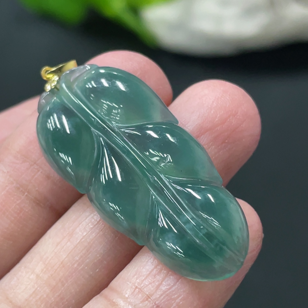 F34999359 Jadeite Leaf Pendant with 18K Gold Clasp, Total Weight Approx. 4.7g