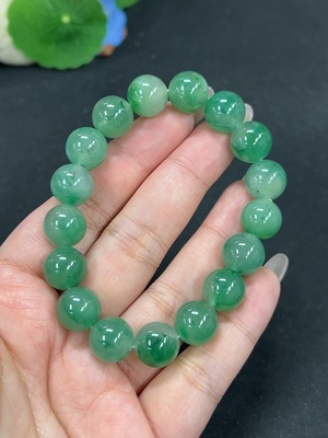 H41868990 非洲翠(独龙玉)手串 卡11.9mm左右 货品总重约39.7g