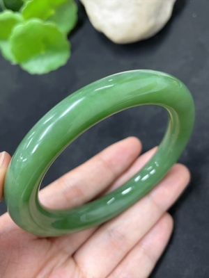 H42956766 和田玉碧玉圆条手镯    圈口57.7    货品总重约55.7g