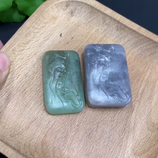 H33938705 Hetian Jade Pendant Guan Gongania玉石的货品名翻译成英文是：Hetian Jade Pendant Guan Gong Total Weight Approx. 67g