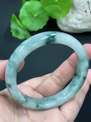 F42953290 翡翠正圈手镯 圈口55.8mm 货品总约重50g