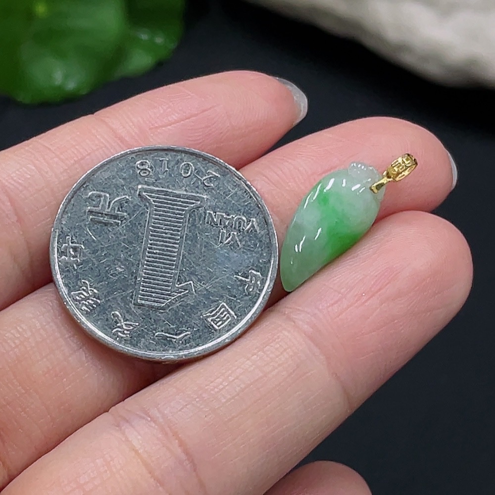 F26997750 Jadeite Auspicious Melon Pendant with 18K Gold Clasp, Total Weight Approx. 0.8g