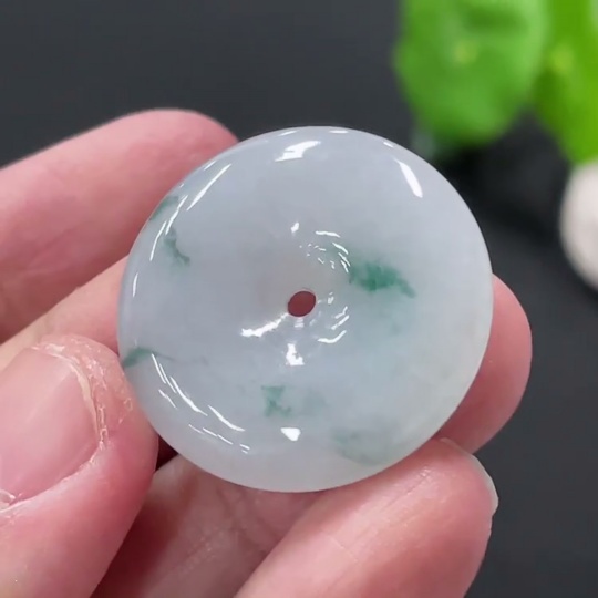 F35108265 Jadeite Peace Knot Pendant, Total Weight Approx. 7.4g